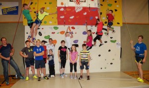 Maxi Fallmann unterstützte heute Alex Latschbacher beim Kinderklettern - danke für euren Einsatz!