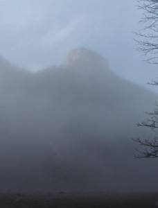 Der Höhenstein schaut durch den Nebel