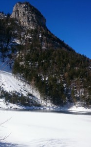 Tiefblauer Himmel über dem Mittersee