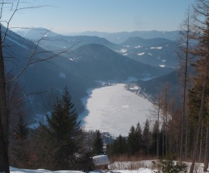 Blick zurück auf den zugefrorenen See