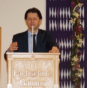 Bezirkshauptmann Johann Seper begrüßt