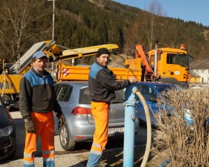 Wassertank wird befüllt - trotz intensivem Wassereinsatz wird es stauben!