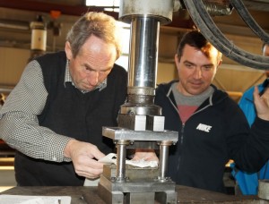 Tischlermeister und Schlossermeister konzentriert bei der Arbeit.