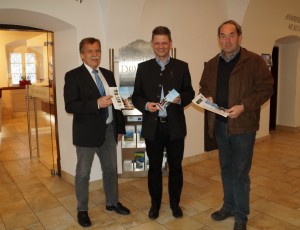 Tourismusobmann Hans Mayr zeigte und die druckfrischne Folder zur Ybbstaler Narzissenblüte