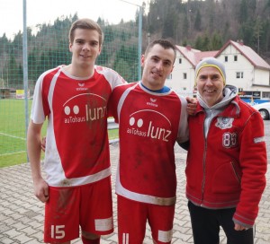 Trainer mit Torschützen - Herzliche Gratulation