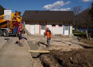 Fa. Hager betoniert - unterstützt vom Bauhofteam.