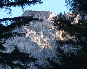 Erste Sonnenstrahlen auf der Sonnwendmauer