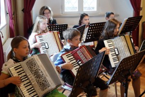 Die Akkordeongruppe unserer Musikschule spielte auf - Danke den jungen Musikern und Leiterin Hilde Sollböck
