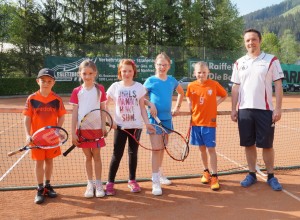 Mannschaftsführer Heinz Peter Seis mit seinen Spielern  Maxi, Anna, Floli, Lara und Raphi