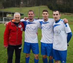 Trainer Karl Loibl mit den Torschützen Manuel Biber,  Phillip Auer und Adrian Moszyk