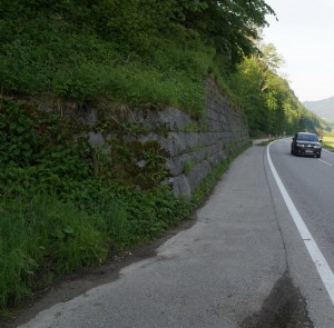 Die wohl gefährlichste Stelle dieses Abschnittes werden wir durch eine Verlegung des Weges hinter bzw, über die Stützmauer entschärfen.