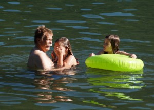 Lena und Sophie waren wollten gar nicht mehr aus dem Wasser kommen.